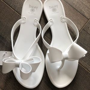 White rubber sandals with bow